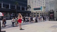 当一位2米13的女性走过好莱坞星光大道：路人的真实反应