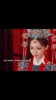新婚夫妻看向彼此时都是害羞