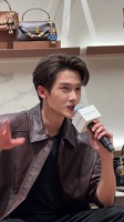 檀健次称伦敦拍摄心情很chill但身体很热