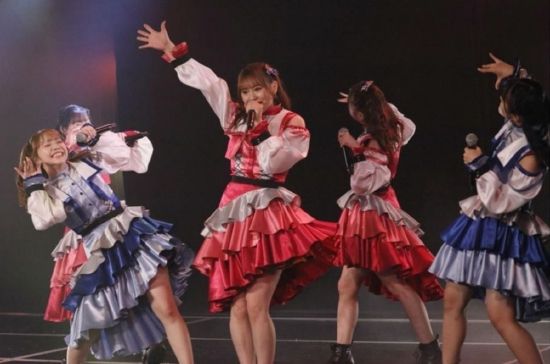 松本慈子(中)与队友