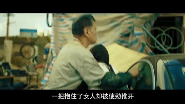 女司机撞倒修车棚,老大爷碰瓷不讲武德,结局反转人心难测