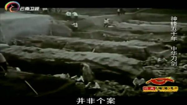 秦始皇兵马俑中，被压弯千年的剑取出后瞬间弹直，镜头拍下这一幕