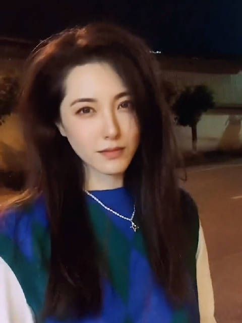 拜托!她可是秦海璐和保剑锋口中的上学时所有男生排着队看的超级……