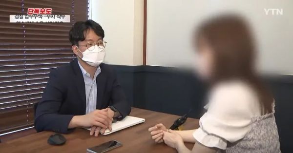 左:记者;右:受害者