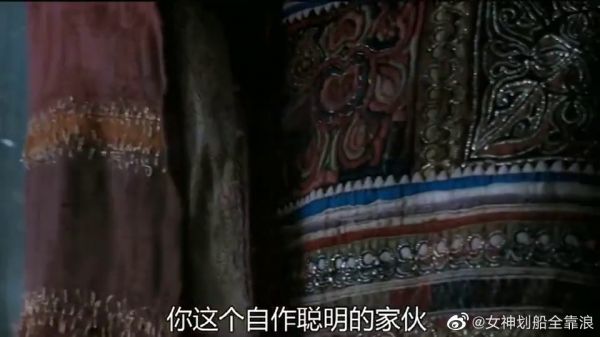 女神中了埋伏,一个竹竿从她的身体刺穿而过!这也太锋利了