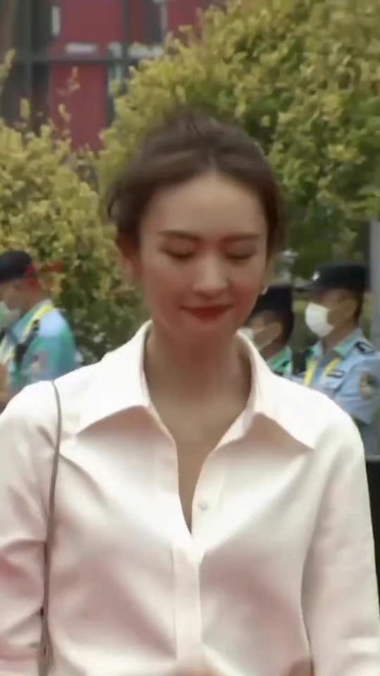 因像极了章子怡,被大家认识,却被许多人认为只是个花瓶……