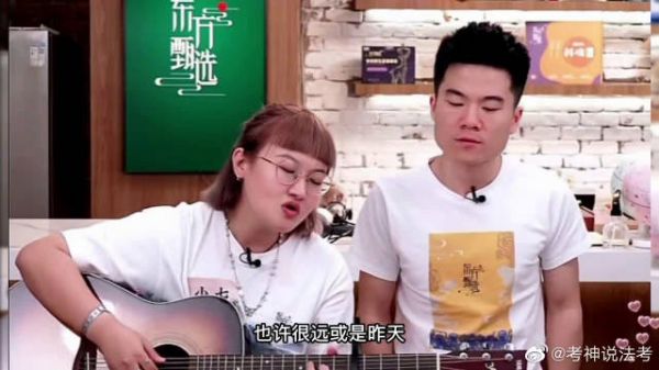 董宇辉杀疯了，低音炮演唱《只要平凡》，一开嗓鸡皮疙瘩都起来了