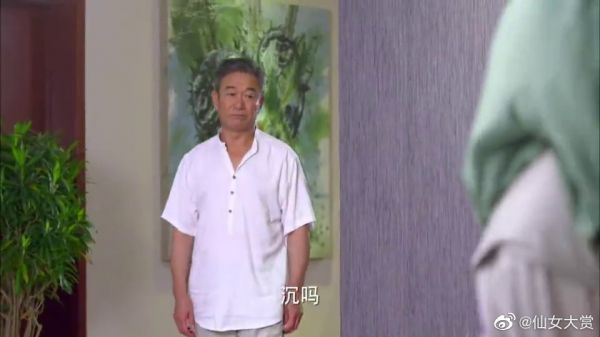 傻小子背着媳妇去吃饭，不料进来一个不速之客