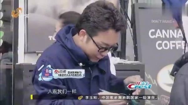 歌唱家李玉刚沦落国外街头卖唱,一身白衣引来不少老外拍照