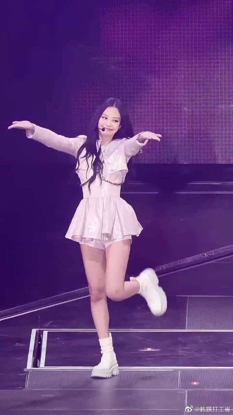 Jisoo这一身真的好辣啊,不愧是团内最大的女人