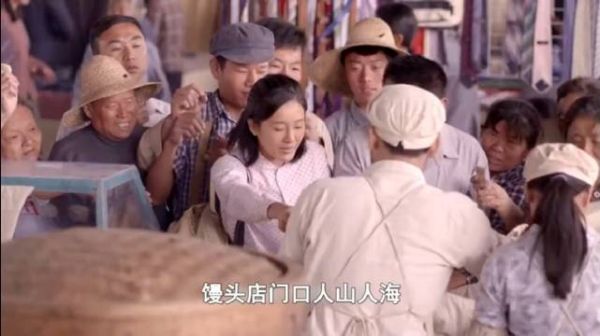 城里馒头又贵又难吃,农村大妈随手支了个摊,竟引来路人疯抢