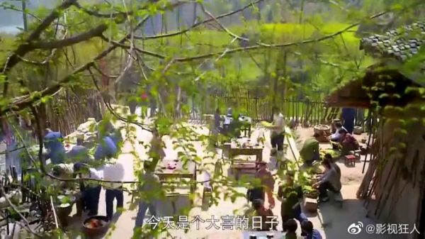 小伙正结婚办喜酒,不料一老太太进来就掀桌子,一问竟是丈母娘