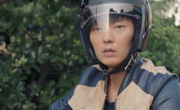 男子只是伸手摸了下女铜像,谁知下一秒就挨了一巴掌