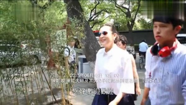 陈红和大儿子牵手出镜，妈妈开心炫耀，18岁儿子考上沃顿商学院……