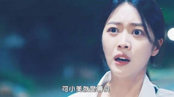 女孩在公交站扶了老人一下,却保住了自己的小命!