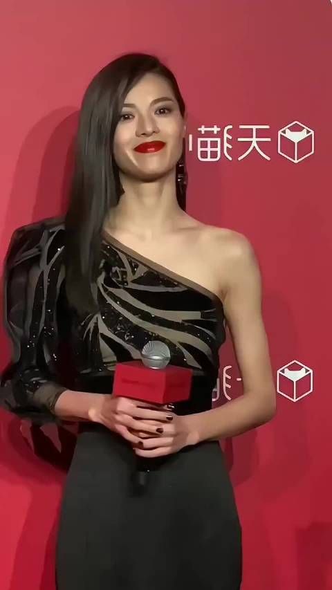 没想到她还和李现 有过一段,近日有媒体爆料……