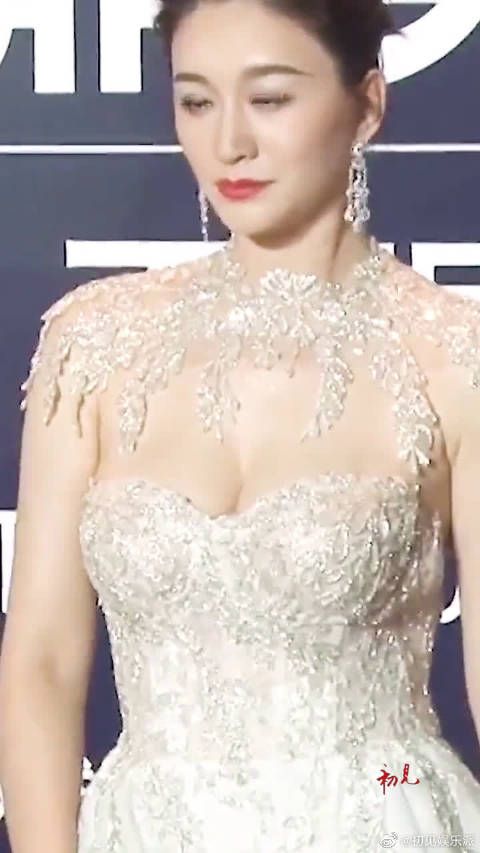 44岁的她依旧美艳动人,颜值不输小鲜肉,身材完美,堪称冻龄女