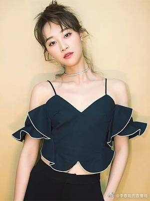 丈夫把钱全给婆婆,吃饭还嫌菜里没肉,怎料妻子当场爆发:离婚
