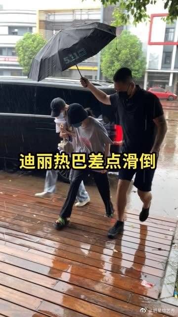 下雨天明星也要工作，很辛苦的