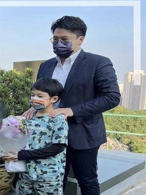 郭晶晶霍启刚大婚时,郭父郭母坐经济舱赶来……