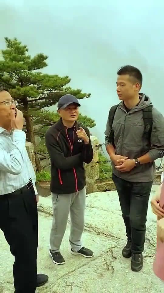 黄山偶遇大佬,他是真低调。怎么看都不像有钱人