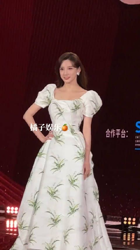 救命!央视主持人好美!