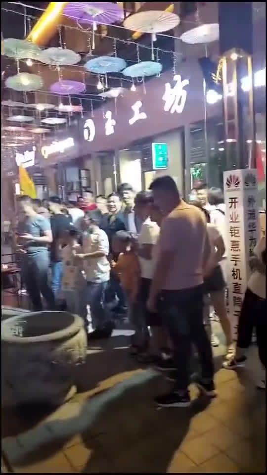 震惊!发哥好惨,沦落街头卖爆米花