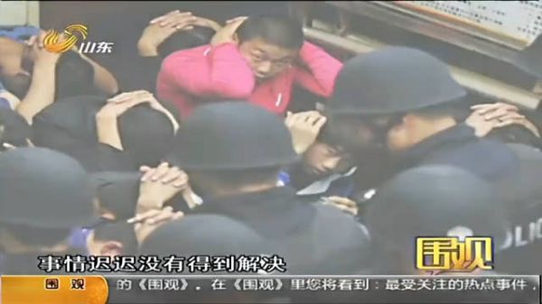 35名保安瞧不起穷小伙,手持狼牙棒围攻他,把他砸成肉酱!