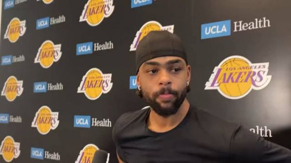 DAngelo Russell 在谈到与勒布朗和 AD 一起打球时说……