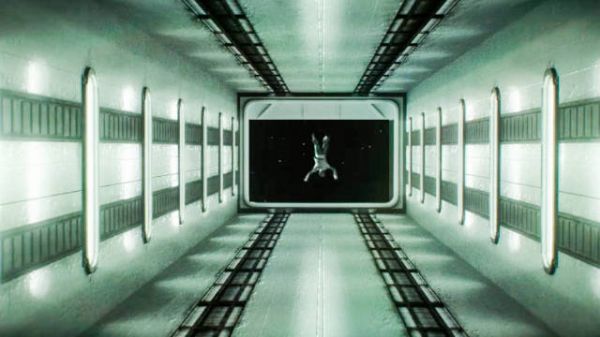 《升天号》 飞船在太空中航行51年,男子意外掉出舱外……