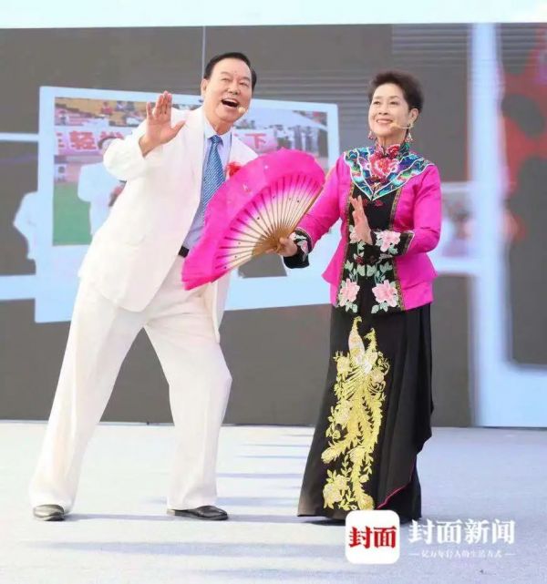 黄婉秋和何有才夫妇俩共同在舞台上表演