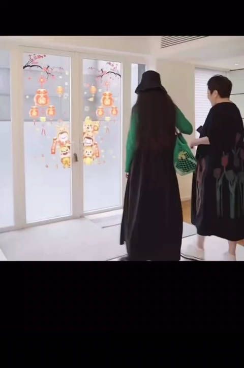 郭碧婷和向太同框了,郭碧婷还对向太撒娇,看来婆媳关系依然很好