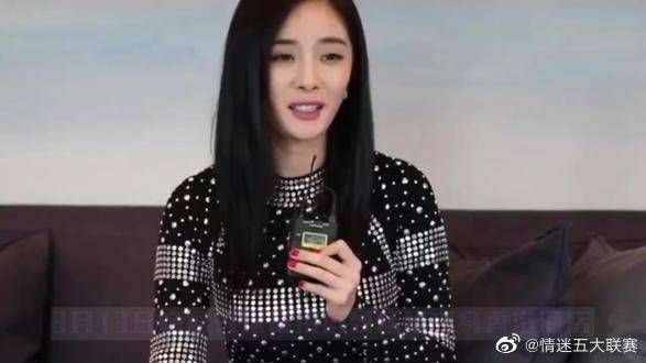 杨幂飞香港探望女儿,携父母同行带超多玩具,刘恺威为避嫌这么做