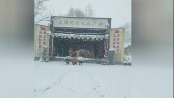 大雪天观众寥寥豫剧演员坚持表演 团长：老祖宗规矩 开口就不能停