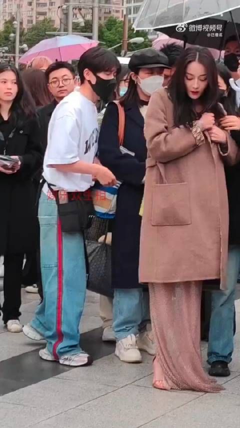 迪丽热巴把大衣脱了 脱掉大衣瞬间,替热巴冷