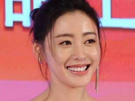 张天爱icon着粉色抹胸装扮,真可谓是国色天香、花容月貌,令人怦然心动!