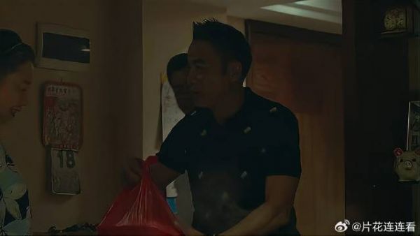 长官带烧鹅上门看望,大妈人老眼亮,瞬间知道儿子有危险