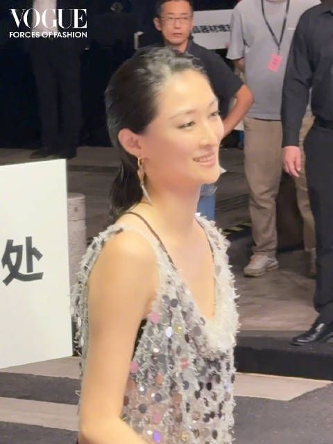 「Great To See You」红毯现场 人山人海中,目光锁定30多度戴毛绒手套的