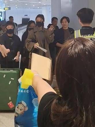 君君抵达珠海,人群熙熙攘攘 Cr:Sherry
