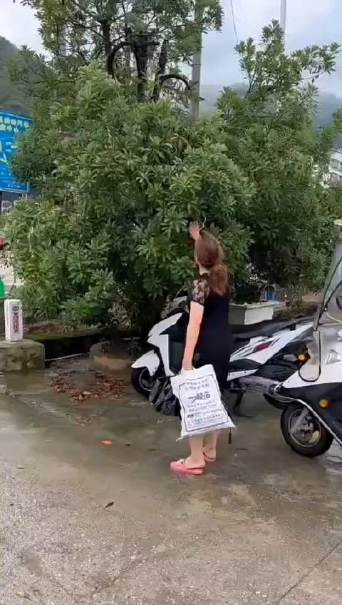 看好了,大妈可是单手