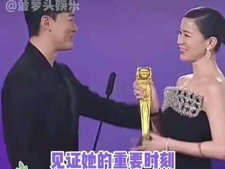 谁能理解,这份甜蜜连菠萝头牙都要掉光了