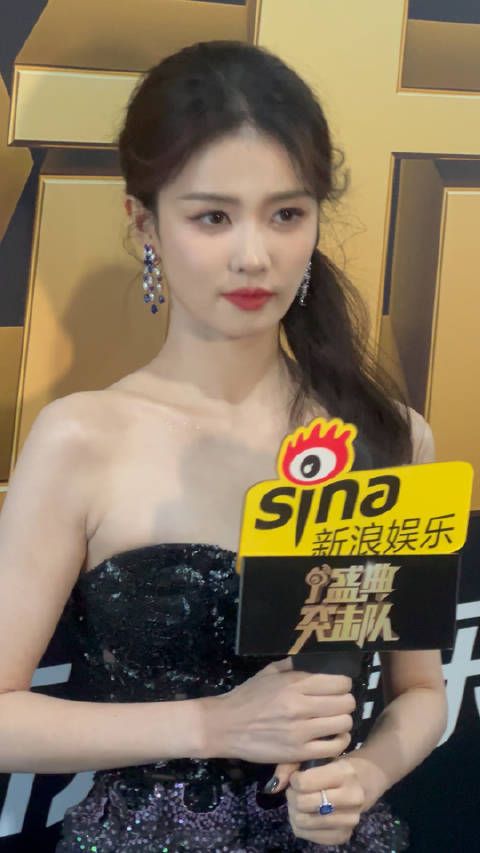 来看备采间里的白鹿打招呼!老婆太漂亮了