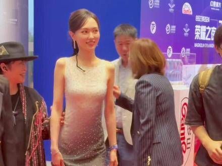 在四十岁的时光里,凭借《繁花》一剧,事业达到新的高峰…