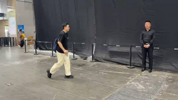 长城的展台不让看,但从面积看,比对面宝马的展台,大一倍…