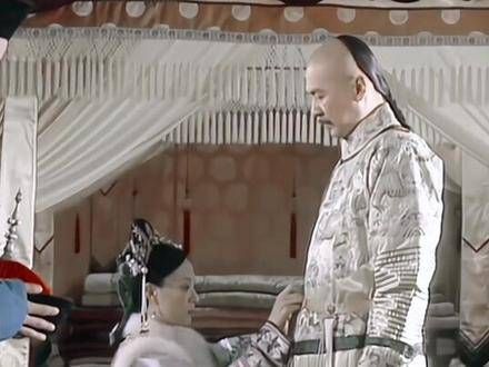 同样是换装,其他人皆是跪地唯有世兰站立…
