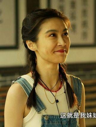 演绎爱人的眼神真是绝了,清纯少女追求粗犷大叔,为了爱情勇敢前行