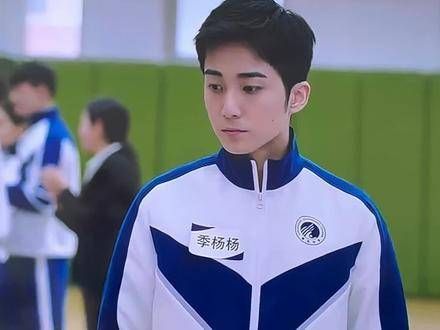 她名叫黄芷陶(名字充满诗意),母亲名为陶悦,父亲则是黄文新…