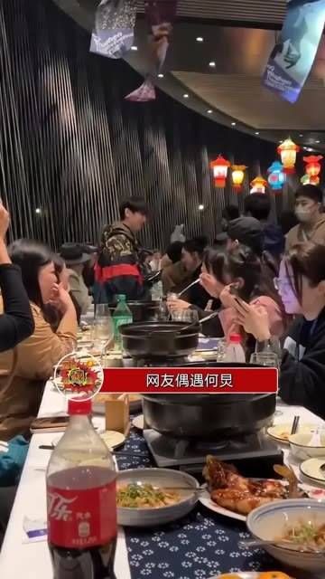 网友偶遇何炅,亲切自然,仿佛就是身边的朋友,多年来深受大家喜爱绝非偶然