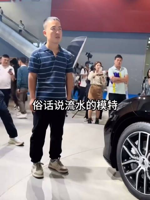 这眼神很逗、很野兽、很犯意流露,如果不是法治社会,如果不是旁边有人…