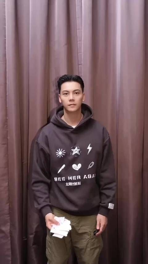 陈伟霆卧星光梯,如星辰卧云间